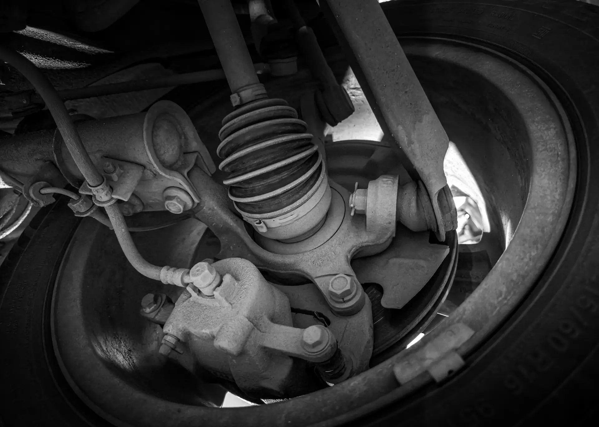 Primer plano del sistema de suspensión y la rueda de un auto